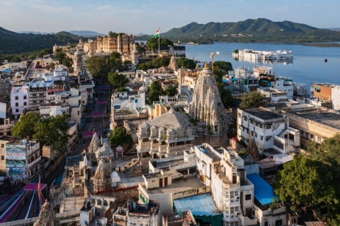 Von Jaipur aus: 2 Tage Udaipur-Sightseeing-Tour mit ÜbernachtungAc Auto, Reiseleiter, Eintrittskarten, Bootsfahrt & 3-Sterne-Hotel