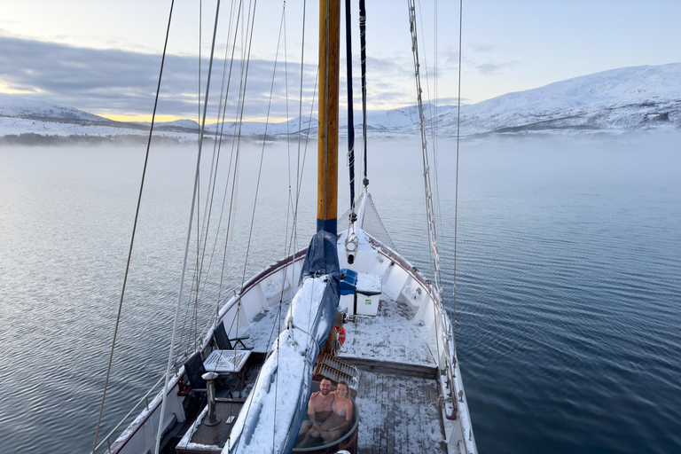 Tromsø : Croisière dans les fjords pour la pêche et les fruits de mer dans l'Arctique à bord d'un yacht de luxeTromsø : Croisière de luxe pour la pêche et les fruits de mer