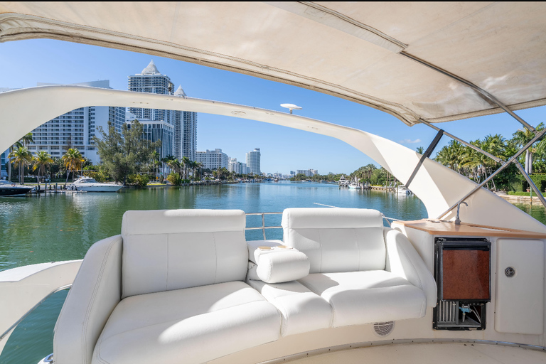 Miami: aluguer de iate privado com capitão, barco de 48 pésMiami: Aluguer de iate privado com capitão, barco de 48 pés