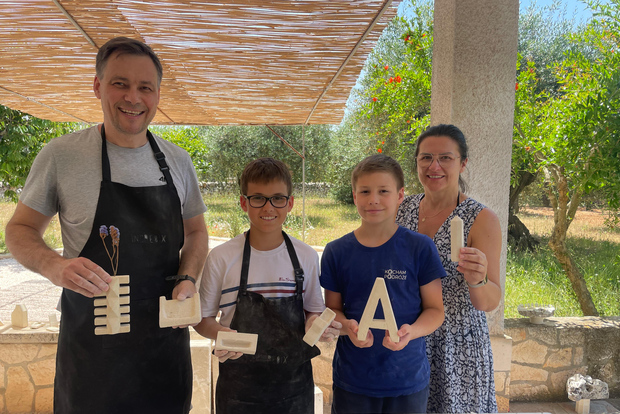 LOCOROTONDO: Create a stone souvenir with a final aperitif