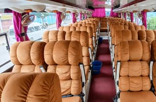 Chitwan: Luxuriöser Sofa-Touristenbus nach Kathmandu/Pokhara