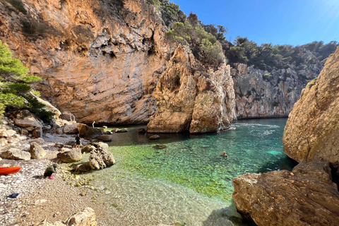 Kayak Granadella Excursión Guiada en Cuevas y Cala en Caló