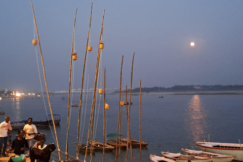 Passeio de barco à noite