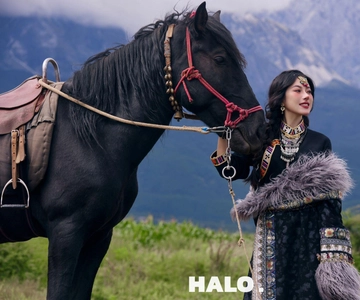 Lijiang: Ethnic Costume Photoshoot with Hotel Transfers