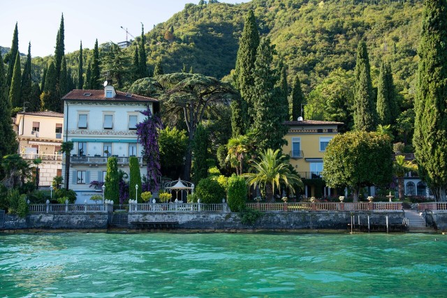 Visit Private sunset boat tour of Sirmione with onboard aperitif in Lago di Garda, Italy