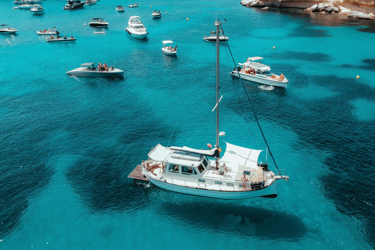 Palma: Private Classic Mallorcan Boat Tou Palma Bay: Cruise to Sea Caves or Calas with tapas & drinks