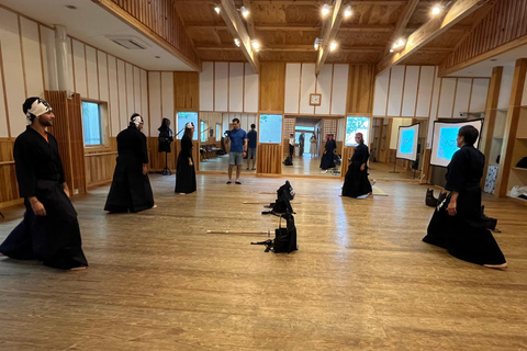 Tokyo: Japanese Kendo Experience with High-Ranked Instructor Let's experience kendo, a traditional Japanese martial art!