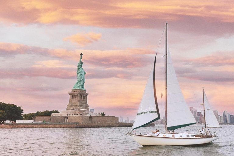 NYC- PRIVATE SAILBOAT, STATUE OF LIBERTY, MANHATTAN SKYLINE DAYTIME SAILING