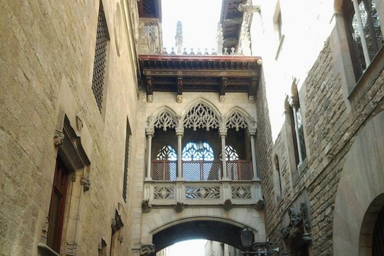 Barcelona: tour a pie de las leyendas del Barrio Gótico con tapasTour de Barcelona: tour privado de mitos y leyendas del gótico