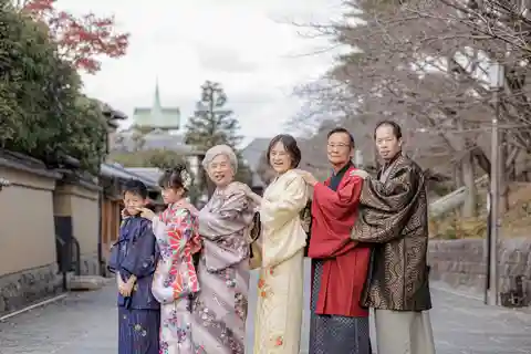Kyoto: Tradisjonell Kimono-utleie med sesongens Kimono
