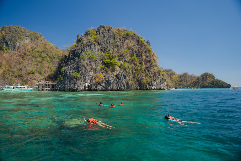 Circuit dans les îles de Coron : à bord d'un bateau privé à double pont.