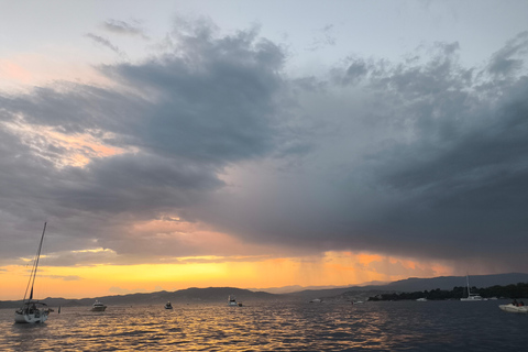 Cannes: cruzeiro privado com champanhe para ver os fogos de artifícioCannes: Cruzeiro privado com fogos de artifício e champanhe