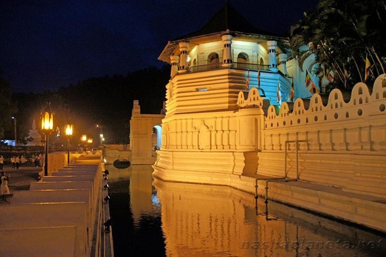 Kandy: Night Tour with Temple of the Sacred Tooth Relic