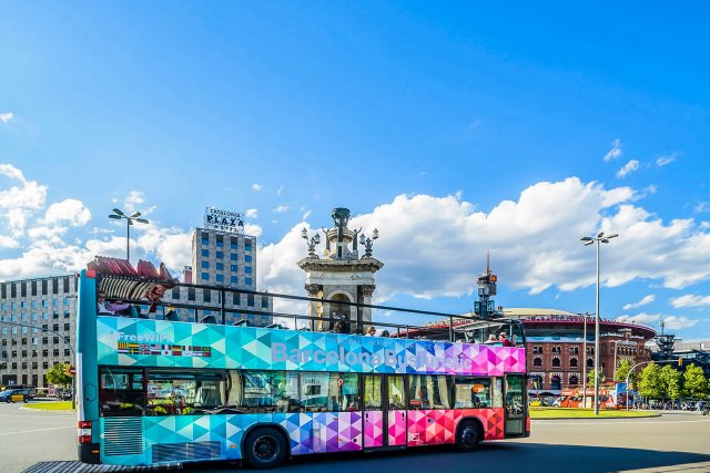 Barcelona: Tour en autobús turístico con paradas libres