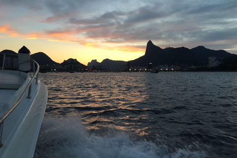 Rio de Janeiro : Tour en bateau au coucher du soleil avec toast Heineken