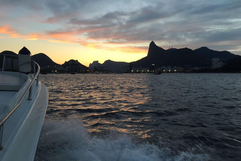 Rio de Janeiro: Sunset Boat Tour with Heineken Toast