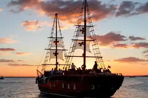 Cancun: Romantic Dinner and Sailing on a Beautiful Lagoon