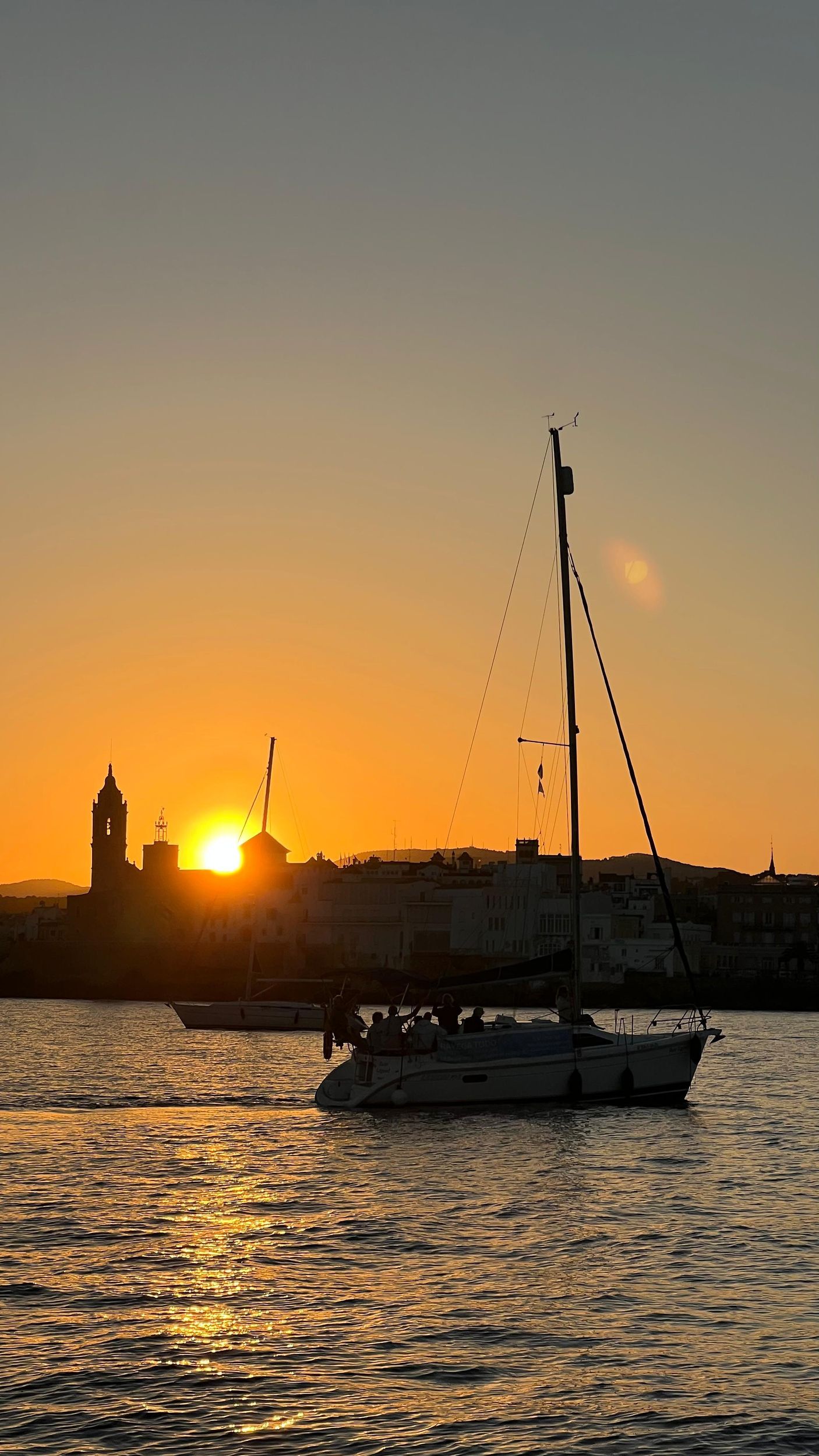 Sitges bei Sonnenuntergang: 2-stündige geführte Segeltour entlang der Küste von Sitges.