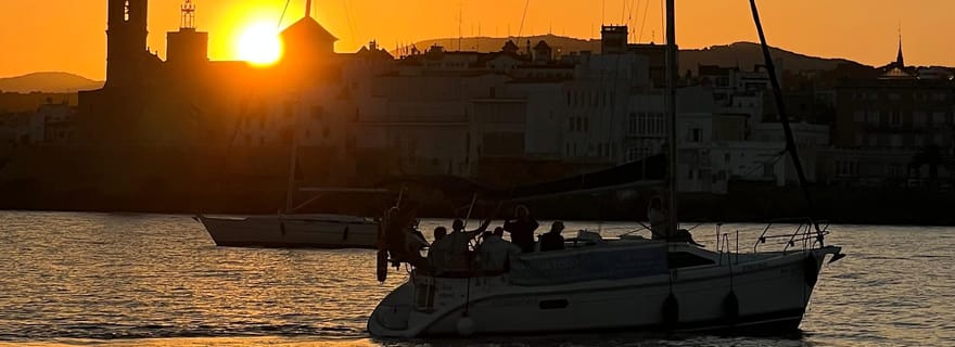 Sitges au coucher du soleil : visite guidée en voilier le long de la côte de Sitges.