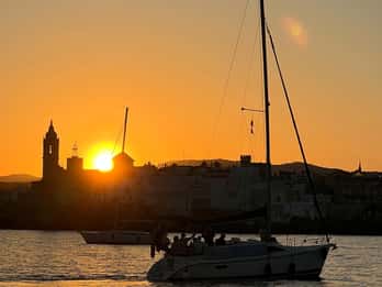 Sitges: Guided Tour by Sailboat along the Coast of Sitges