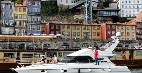 Porto: Sightseeing-Tour mit einer Luxusyacht auf dem Duoro-Fluss mit Portwein