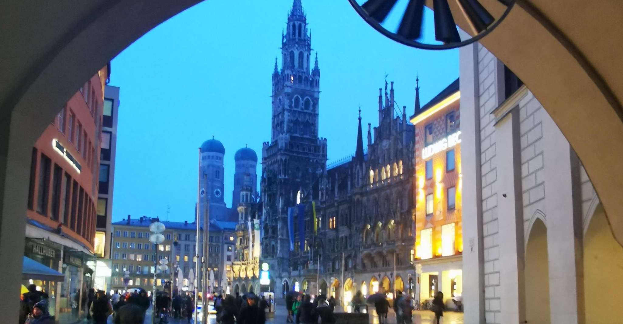 Munich: Neuschwanstein by Bus & Opt. Munich Xmas Market Tour photo 11