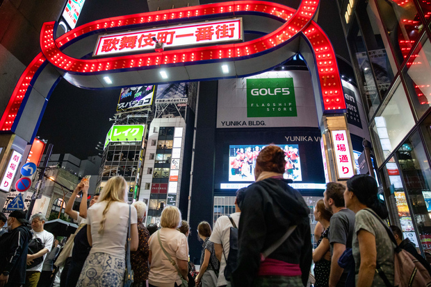 Tokyo: Shinjuku District Guided Walking Tour at Night