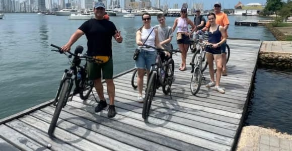 Divertido paseo en bicicleta con almuerzo en el lugar favorito de Anthony Bourdain