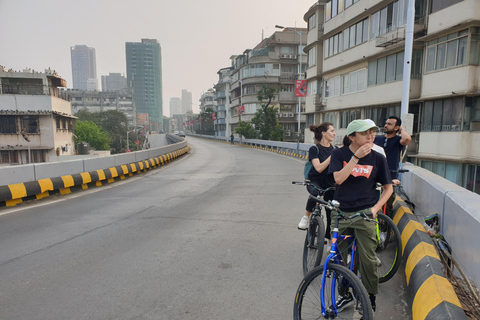 Visite guidée à vélo des sites incontournables et des trésors cachés de MumbaiVisite guidée en groupe à vélo des sites incontournables de Mumbai