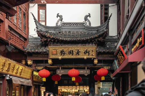 Shanghai: Yuyuan, City God Temple Old City Tip-Based Tour