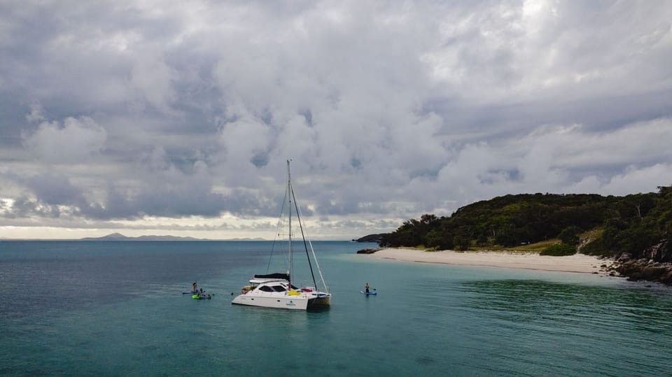 Yeppoon Excursión de un día en velero de lujo y snorkel por las islas