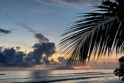 Recorre Mahe Seychelles a tu manera. Playa del parque nacional Victoria