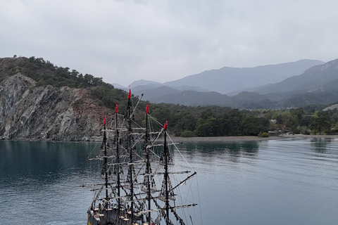 Gonster: gita in barca dei pirati all-inclusive con trasferimentoTour in barca dei pirati tutto compreso con incontro al porto di Kemer