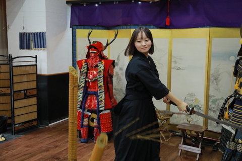 Osaka: 90 minuters lektion i samurajrustning och svärd nära slottetSamurajrustning + samurajsvärdskärning + videofilmning