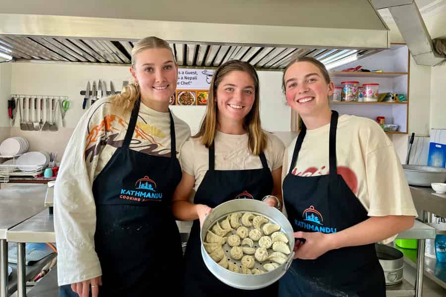 Kathmandu: Bereiten Sie authentische nepalesische Momos mit einheimischen Köchen zu. Foto: GetYourGuide Kathmandu: Bereiten Sie authentische nepalesische Momos mit einheimischen Köchen zu. Foto: GetYourGuide
