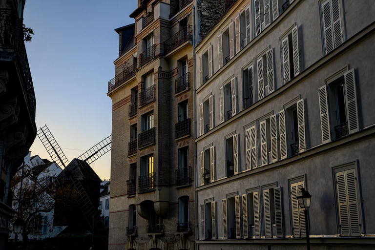 Paris: Experience the romance of Montmartre on a walk with a pro photographer Paris: Experience romance in Montmartre, a walk with a photographer in English