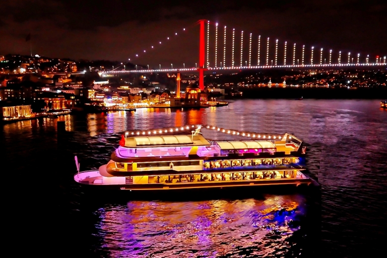 Istanbul: Bosporus Dinner Cruise & Show mit privatem TischAbendessen und alkoholfreie Getränke mit einem Treffpunkt am Hafen
