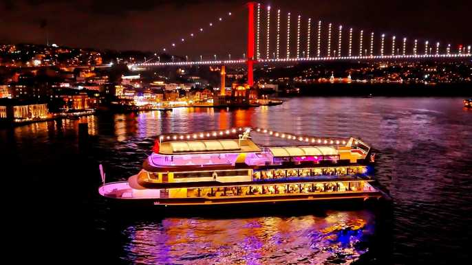 Estambul: Cena Crucero y Espectáculo en el Bósforo con Mesa Privada