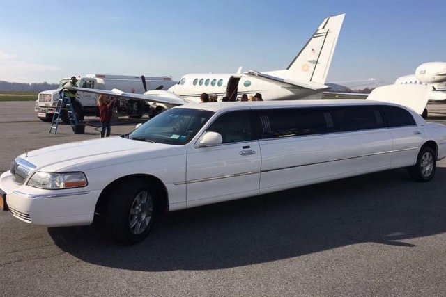 New York City: trasferimento in limousine privata dall&#039;aeroporto La Guardia
