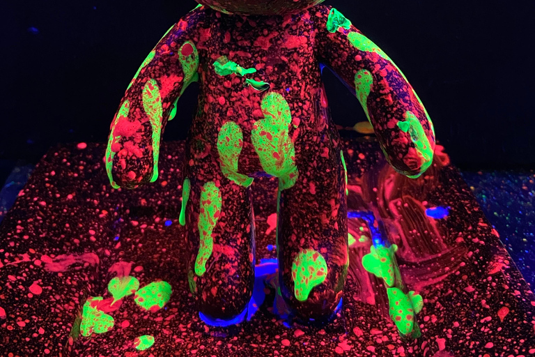 巴塞罗那：熊砖荧光画|葡萄酒与艺术巴塞罗那：Bearbrick 荧光画|葡萄酒与艺术