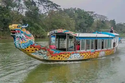 Hue Tour: Walking in Imperial City with Optional Dragon Boat