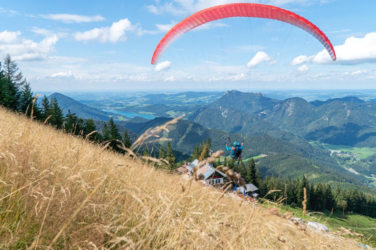 圣吉尔根：沃尔夫冈湖上双人滑翔伞飞行圣吉尔根：双人滑翔伞飞行，俯瞰沃尔夫冈湖