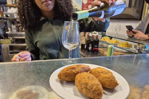 Tour gastronómico em pequenos grupos em Lisboa: coma e beba como um localTour gastronómico com guia inglês