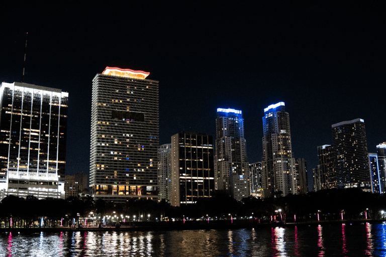 Champagne City Lights Boat Tour + Photoshoot (Semi Private)