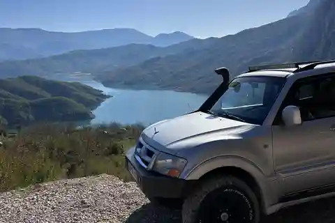 Von Durres aus: Tour am Bovilla See mit 4x4 Geländewagen und Wandern