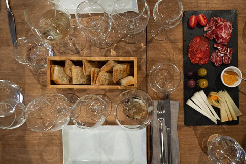 Barcelona: Wine & Cheese Pairing Ervaring met een SommelierKoppelervaring met 5 wijnen en 5 kazen