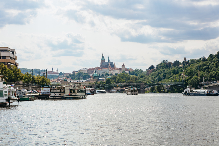 Praga: nadando em uma bicicleta de cerveja em um barco