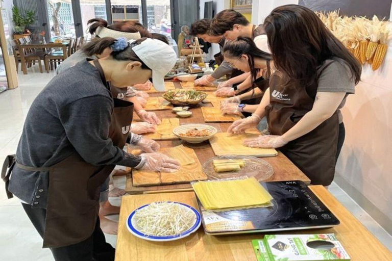 Da Nang : Cuisinez le Pho et les plats vietnamiens avec un chef localCuisiner des nouilles au bœuf Pho &amp; des rouleaux de printemps &amp; du jus de la passion