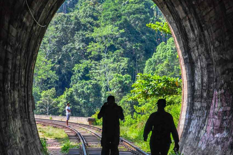 Traslado de TukTuk da Estação Ferroviária de Demodara para o Ella Hotel