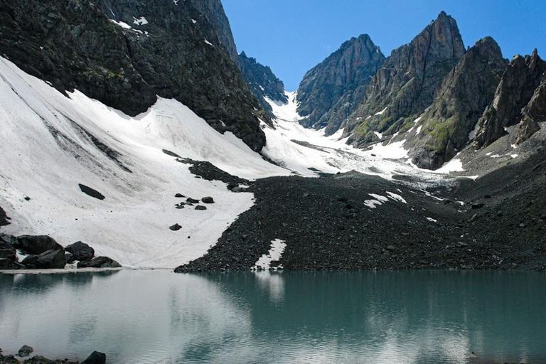 Desde Kazbegi: excursión de un día a la iglesia de Gregety y al pueblo de JutaKazbegi: excursión de un día a los monasterios y al pueblo de Juta